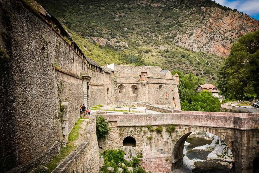 Les Maisons Du Conflent, Maisons Familiales En Pierre Au Coeur Des Remparts Вільфранш-де-Конфлан Екстер'єр фото